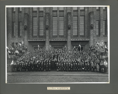 818622 Afbeelding van een bladzijde uit een fotoalbum van scoutinggroep Salwega uit Utrecht met een groepsportret van ...